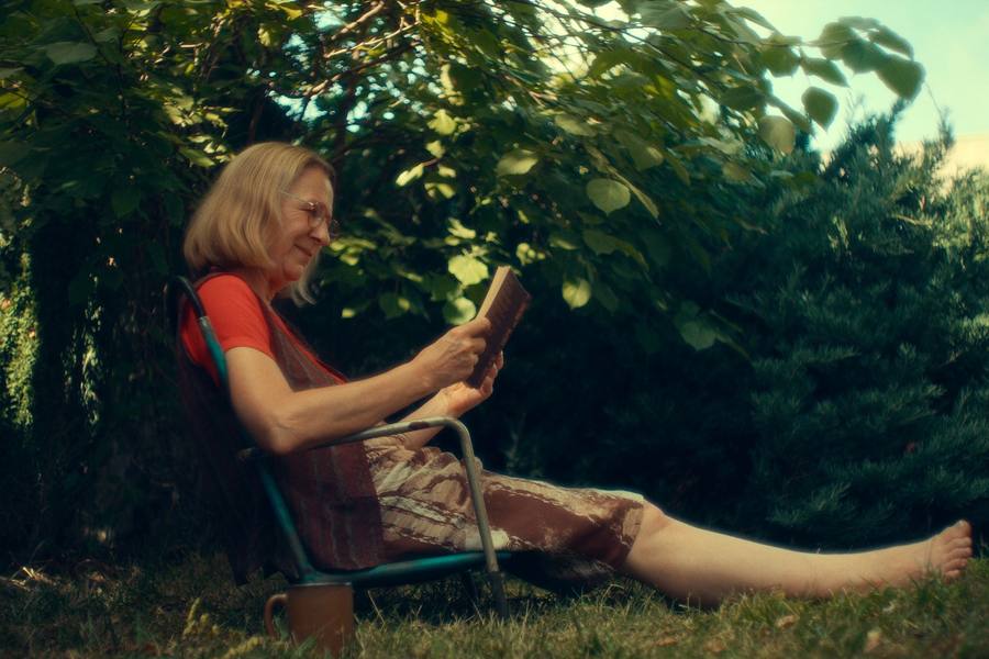 Vrouw leest in de tuin