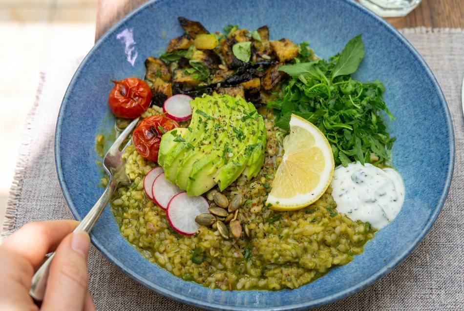 Kom met rijst, avocado en geroosterde groenten